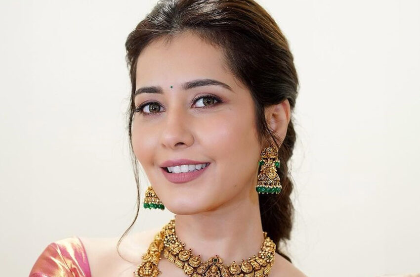  Actress Raashi Khanna looks stunning in saree